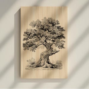 Peut inclure: Illustration en noir et blanc d'un grand arbre au tronc tordu et au feuillage dense, imprimée sur un panneau de bois rectangulaire. L'œuvre présente des détails de l'écorce et des ombres, créant une esthétique vintage. Le fond en bois ajoute un élément naturel.