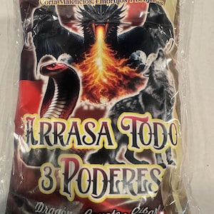 Pode incluir: Um saco plástico com texto e ilustrações. O texto inclui "BAÑO DE PLANTAS AROMÁTICAS DELICIOSAMENTE PERFUMADO DE" e "ARRASA TODO 3 PODERES". As ilustrações mostram um dragão, uma cobra e um lobo. O texto inferior diz "BATH OF AROMATIC PLANTS DELIGHTFULLY PERFUMED".