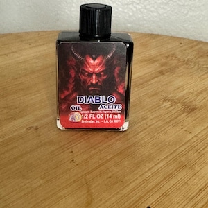 Puede incluir: Un pequeño frasco rectangular de vidrio con tapa de rosca negra que contiene líquido oscuro. La etiqueta presenta una ilustración en tonos rojos de una figura con cuernos y el texto DIABLO OIL ACEITE 1/2 FL OZ (14 ml) Brybradan, Inc. LA, CA 90011.