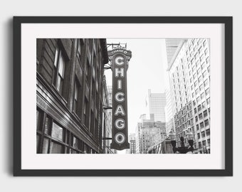 Peut inclure: Photographie en noir et blanc d'une enseigne de Chicago dans la ville. L'enseigne est sur un bâtiment avec une façade en brique. L'enseigne est éclairée et dit "Chicago" en grandes lettres.
