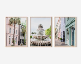 Puede incluir: Tres impresiones enmarcadas de Charleston, Carolina del Sur. La impresión de la izquierda muestra un edificio rosa con una palmera en frente. La impresión del medio muestra una fuente con una piña en la parte superior. La impresión de la derecha muestra una fila de casas coloridas.