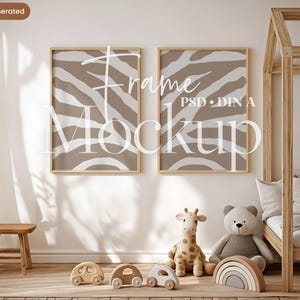 Könnte beinhalten: Zwei rechteckige Holzrahmen an einer Wand, die jeweils einen beigefarbenen und weißen Druck mit Zebramuster enthalten. Der Text "Frame Mockup" und "PSD DIN A" ist überlagert. Die Szene umfasst ein Holzbettgestell, Spielzeug und einen Hocker.