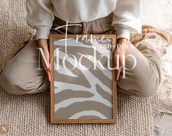 Maqueta de marco vertical PSD / Proporción DIN A / Escena minimalista neutra