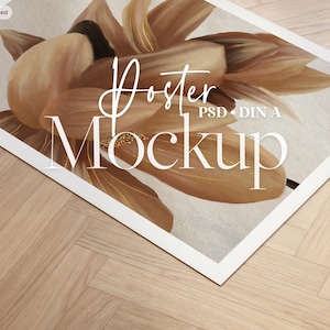 Puede incluir: Una maqueta de póster rectangular que presenta una ilustración digital de una flor grande de color beige con detalles dorados. El póster con borde blanco se muestra en ángulo, con el texto Poster PSD DIN A Mockup superpuesto en blanco.