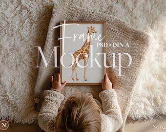 Maqueta de marco vertical DIN A para habitación infantil neutra con niño sosteniendo un marco (PSD)