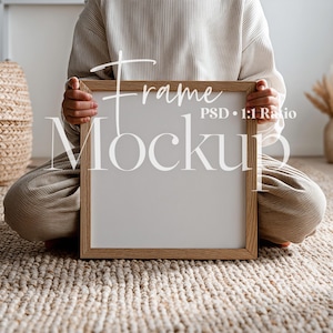 Fyrkantig rammodell PSD | 1:1-förhållande | Neutral mysig bohemisk scen | Kvinna som håller ram