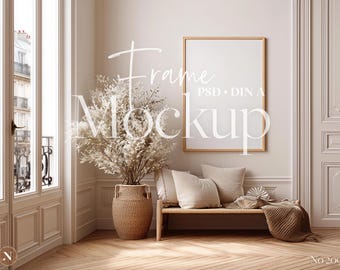 Puede incluir: Escena interior con un marco de maqueta, un banco con cojines y un jarrón grande con flores secas. La habitación tiene una paleta de colores neutros, luz natural y suelo de madera. El texto "Frame Mockup" está superpuesto en la imagen.