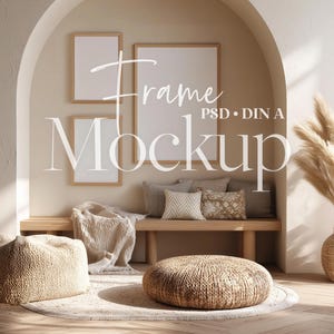 Puede incluir: Una escena interior de tonos neutros con tres maquetas enmarcadas, un banco con cojines y un otomán tejido. La escena incluye una alfombra, un jarrón tejido con hierba de la pampa y tapices de pared. El texto "Frame Mockup" es visible.