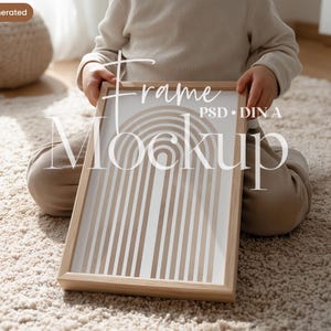 Puede incluir: Una impresión artística enmarcada con un diseño minimalista que presenta líneas verticales beige y blancas y un patrón de semicírculo. El marco es de madera de color claro. Las palabras "Frame Mockup" están impresas en la obra de arte. La imagen está sobre un fondo neutro y texturizado.