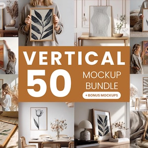 Op de afbeelding: Een collectie van vijftig verticale lijst-mockups met diverse kunstprints, waaronder botanische illustraties, abstracte lijnkunst en landschapsschilderijen, weergegeven in interieurs met houten lijsten en neutrale kleurenpaletten.