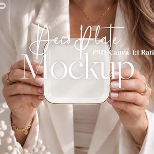 Op de afbeelding: Een vierkant wit decoratief bord met een dunne gouden rand. Het bord wordt vastgehouden en de tekst "Deco Plate Mockup" is in witte script- en schreeflettertypes over de afbeelding geplaatst, samen met "PSD Canva 1:1 Ratio" en "No 857".