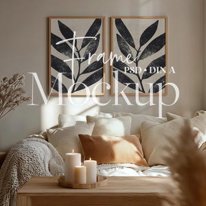 Puede incluir: Una taza de cerámica blanca con un asa negra y el texto "But First, Coffee" en un estilo manuscrito. La taza está sobre una superficie blanca. La taza mide 10 cm de alto.