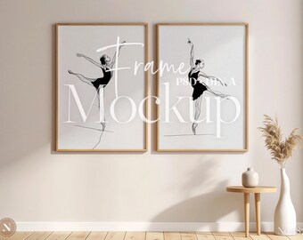 Puede incluir: Dos marcos de madera rectangulares que contienen ilustraciones de líneas en blanco y negro de bailarines de ballet en movimiento. El texto Frame Mockup está superpuesto en el centro de ambas impresiones. Los marcos se muestran en una pared lisa.