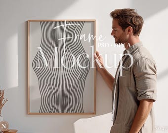 Maqueta PSD de marco de pared minimalista / Interior bohemio neutro con hombre / Plantilla para exhibición de obras de arte