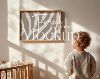 Maqueta de marco horizontal PSD / Relación DIN A / Escena de habitación infantil neutra / Niño con marco