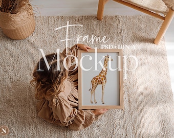 Maqueta de marco para habitación infantil / Habitación infantil / Arte de pared estilo boho (PSD) / Niño sosteniendo un marco