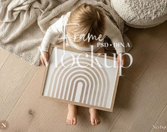 Maqueta PSD de marco horizontal / Relación DIN A / Escena neutra de habitación infantil / Niño sosteniendo un marco