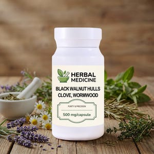 以下が含まれることがあります： 「ブラックウォールナットハル、クローブ、ワームウッド」と「500mg/カプセル」と書かれたラベルが付いた、白いハーブ薬のカプセルボトル。 ボトルは、ハーブや花が置かれた木製の表面にあります。