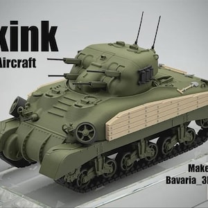 Könnte beinhalten: Ein maßstabsgetreues Modell eines Skink-Flakpanzers in Olivgrün mit hellen Seitenpanzerplatten. Das Modell verfügt über einen Turm mit vier montierten Kanonen, schwarzen Ketten und einer kleinen Schaufel auf dem Deck. Der Text lautet Skink Anti-Aircraft Tank, MakerWorld und Bavaria_3D Tanks.