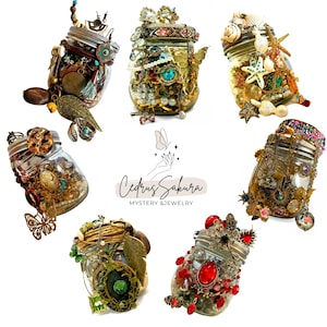 Op de afbeelding: Zeven decoratieve weckpotten gevuld met sieraden en versieringen. Elke pot is uniek versierd met kralen, bedels en elementen in vintage-stijl. De potten zijn in een cirkelvorm gerangschikt en tonen een verscheidenheid aan kleuren en texturen.