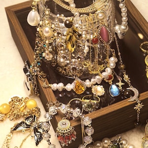 Victoriaanse vintage mysterieuze sieradenpot: samengestelde gouden ketting, oorbellen, ring-armbandenset afbeelding 2