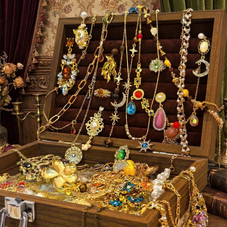 Victoriaanse vintage mysterieuze sieradenpot: samengestelde gouden ketting, oorbellen, ring-armbandenset afbeelding 3
