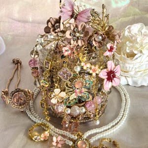 Frasco de joyería misterioso rosa vintage: Collar, pendientes, anillo y pulsera cuidadosamente seleccionados. Regalo ideal para ella.