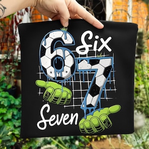 Pode incluir: Gráfico preto com os números "6" e "7" desenhados como bolas de futebol com detalhes azuis gotejantes. A palavra "Six" está acima do número "6" e a palavra "Seven" abaixo. Luvas de guarda-redes de futebol verdes na parte inferior.