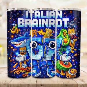Może przedstawiać: Trzy kubki ze stali nierdzewnej o żywym designie. Projekt przedstawia niebieskiego pikselowanego robota z napisem "ITALIAN BRAINROT" w białych literach. Różne postacie z kreskówek i gwiaździste tło dopełniają projekt.
