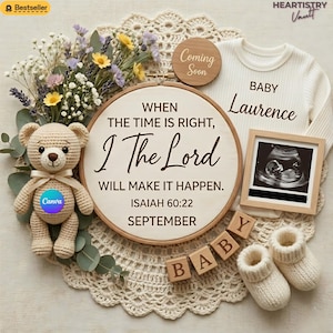 Puede incluir: Anuncio de bebé con un oso de peluche de ganchillo, flores y un aro de madera con el texto "When the time is right, I The Lord will make it happen." También se incluye una foto de ultrasonido, patucos y una camiseta que dice "Baby Laurence".