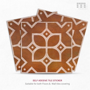 K&ouml;nnte beinhalten: Braune und wei&szlig;e selbstklebende Fliesenaufkleber mit einem geometrischen Blumenmuster. Die quadratischen Aufkleber sind f&uuml;r B&ouml;den und Wandfliesen geeignet. Der Text auf dem Bild lautet "SELF ADHESIVE TILE STICKER" und "Suitable for both Floors & Wall tiles covering."