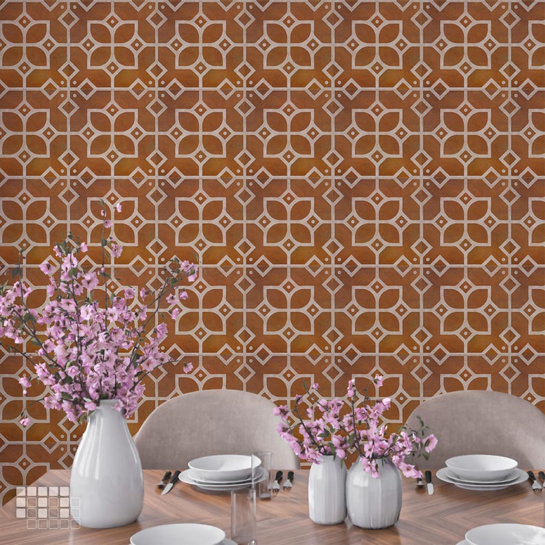 K&ouml;nnte beinhalten: Ein Esstisch mit wei&szlig;en Vasen mit rosa Blumen. Der Tisch ist mit wei&szlig;en Tellern, Besteck und Gl&auml;sern gedeckt. Der Hintergrund zeigt eine braun-wei&szlig; gemusterte Wand.