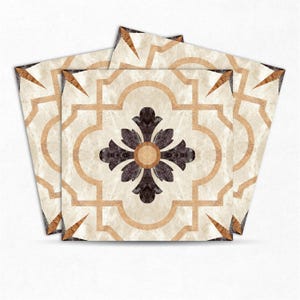 Könnte beinhalten: Vier quadratische Fliesen mit einem sich wiederholenden Muster. Die Fliesen haben einen cremefarbenen Hintergrund mit einem geometrischen Design in Braun- und Schwarztönen. Das zentrale Design ist ein stilisiertes Blumenmotiv.