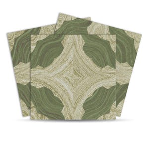 Puede incluir: Cuatro baldosas decorativas cuadradas con un patrón repetitivo. El diseño presenta una forma de diamante central con líneas arremolinadas en color beige claro, rodeada de formas verdes en forma de pétalo. Las baldosas están ligeramente anguladas.