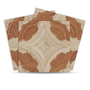Peut inclure: Quatre carreaux carrés avec un motif répétitif. Le motif présente un fond beige clair avec un motif brun plus foncé, semblable à du grain de bois. Les carreaux sont disposés pour montrer la nature répétitive du motif.