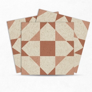 Può includere: Una pila di piastrelle quadrate con un motivo geometrico. Il design presenta quadrati, triangoli e rettangoli nelle tonalità del beige, pesca e terracotta. Le piastrelle hanno un aspetto strutturato e maculato.