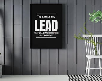 Motywująca sztuka ścienna „Prowadź swoją rodzinę” do pobrania w wersji cyfrowej, inspirujący cytat do wydrukowania, prezent dla mężczyzn, nowoczesny wystrój w czerni i bieli