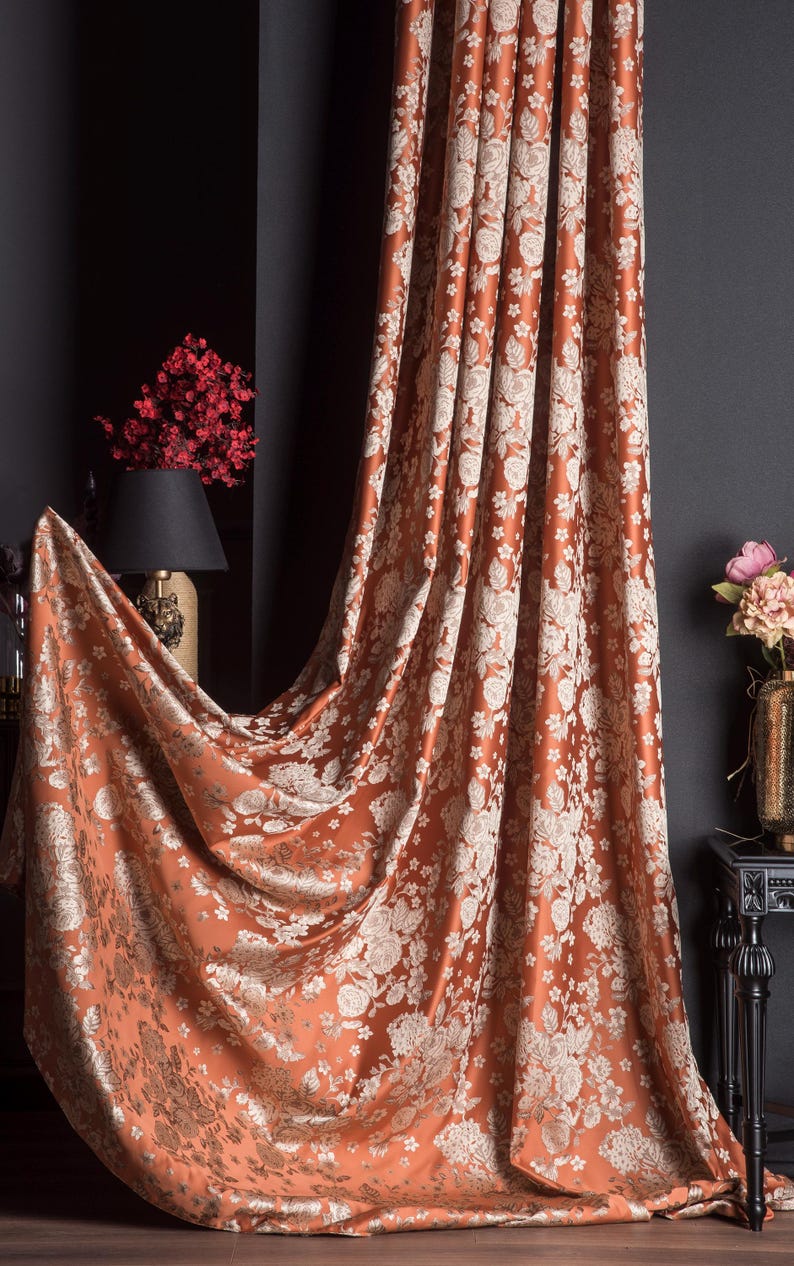 Pu&ograve; includere: Tenda color ruggine con un motivo floreale bianco sporco. Il tessuto &egrave; drappeggiato, rivelando l'intricato design. La tenda &egrave; un elemento decorativo, che aggiunge un tocco di raffinatezza alla stanza.