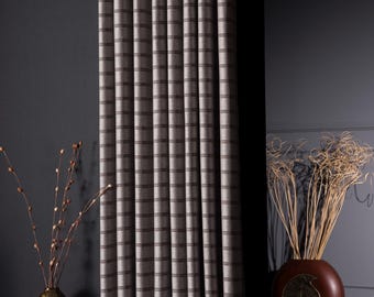 Tenda testurizzata dall'architettura delicata, drappeggio moderno di lusso, trattamento personalizzato per finestre