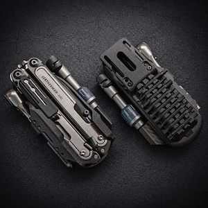 Puede incluir: Dos multiherramientas con acabados en negro y plata, una con la inscripción "LEATHERMAN ARC", y una funda negra. Las herramientas tienen varios componentes, incluyendo un destornillador y una cuchilla. La imagen está tomada sobre una superficie oscura.