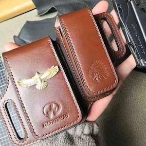 Puede incluir: Dos fundas de cuero marrón para multiherramientas Leatherman. Una funda presenta un emblema de águila dorada, la otra un tocado nativo americano. Ambas fundas tienen el logotipo de Leatherman. Diseñadas para guardar una multiherramienta.