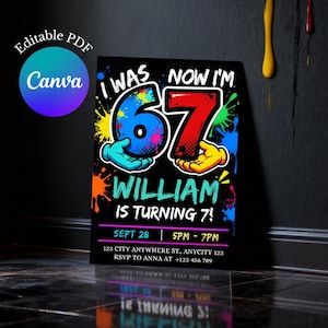 以下が含まれることがあります： カラフルなグラフィティスタイルで「I WAS 6, NOW I'M 7」と書かれた黒い誕生日招待状。「WILLIAM IS TURNING 7！」と日付、時間、RSVP情報が記載されています。Canvaのロゴが左上にあります。
