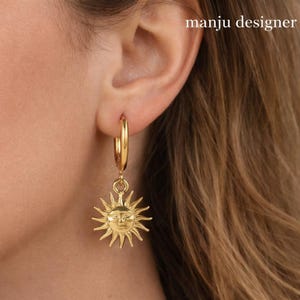Pendientes de aro dorados con cara de sol, pendientes colgantes con dije de sol celestial, aros dorados minimalistas, regalo de joyería bohemia para ella.