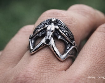 Anello gotico con dea alata, gioielli dark fantasy, anello occulto, anello con figura femminile alata, anello con creatura mitologica, realizzato artigianalmente