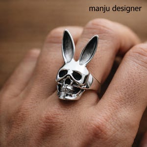 Dödskalle-kaninring i silver | Gotiska kanindödskallesmycken | Punkdjursring | Edgy statement-ring | Halloweensmycken, present | Alternativt mode