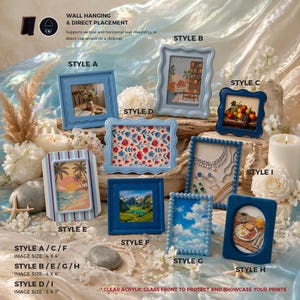 Peut inclure: Une collection de cadres photo bleus de diff&eacute;rents styles et tailles, y compris des formes carr&eacute;es et rectangulaires. Certains cadres pr&eacute;sentent des bords ondul&eacute;s ou des bordures perl&eacute;es. Les images &agrave; l'int&eacute;rieur des cadres repr&eacute;sentent des paysages, des natures mortes et d'autres &oelig;uvres d'art d&eacute;coratives.