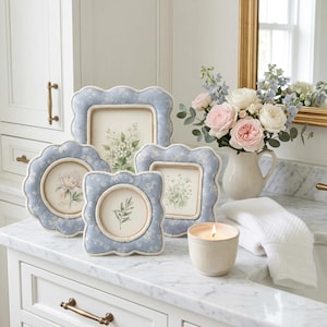 Blauwe bloemen geschulpte fotolijst, Moederdagcadeau voor moeder, vintage stoffen fotolijst, Cottagecore-cadeau voor haar, bloemen bureaulijst