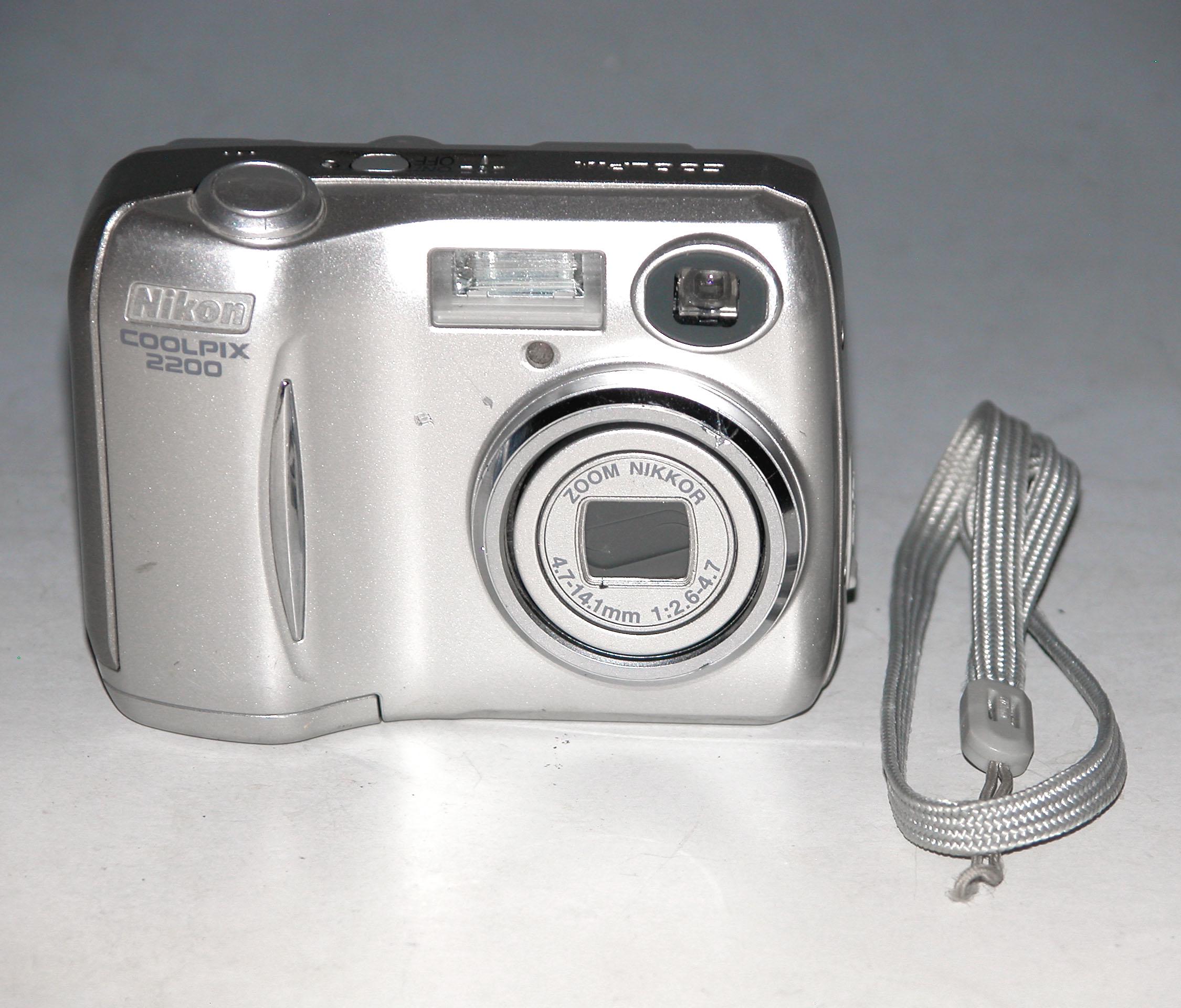 デジタルカメラ NIKON COOLPIX 2200 シルバー ニコン COOLPIX 2200