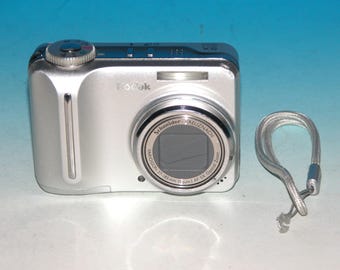 Kodak EasyShare C875 8.0 MP Digital Camera #9325 (Takes 2 AA Batteries)