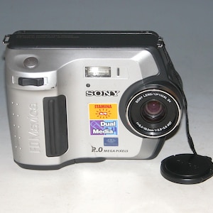 Sony Mavica MVC-FD200 2.0MP Digital Camera With Battery
